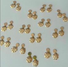Load image into Gallery viewer, Oyster Earrings