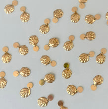 Load image into Gallery viewer, Oyster Earrings