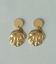 Load image into Gallery viewer, Oyster Earrings
