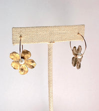 Load image into Gallery viewer, Gold Filled Hoop Hammered Brass Flower Earrings - White
