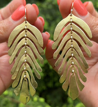 Load image into Gallery viewer, La Hoja Earrings
